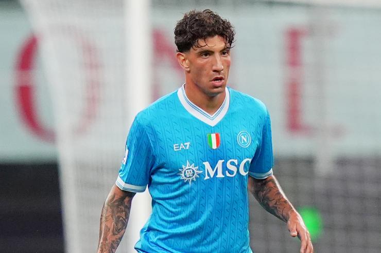 Luca Marinucci in azione con la maglia del Napoli durante una partita di Serie A nel 2025.