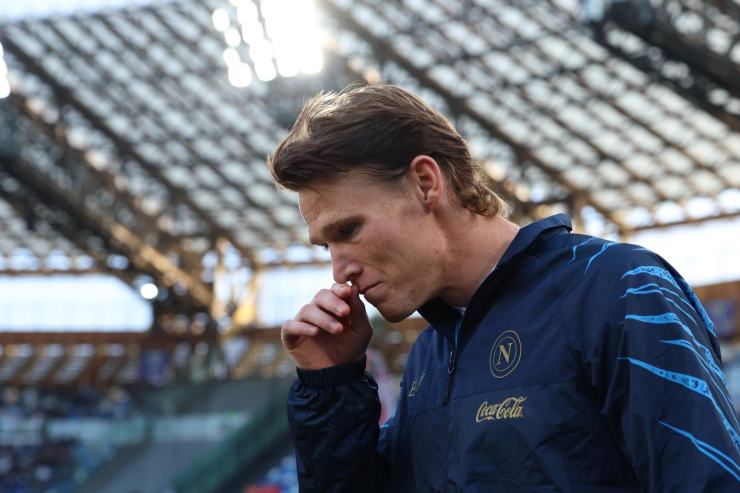 Scott McTominay entra in campo al Maradona