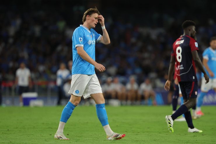 McTominay sul terreno di gioco pensieroso