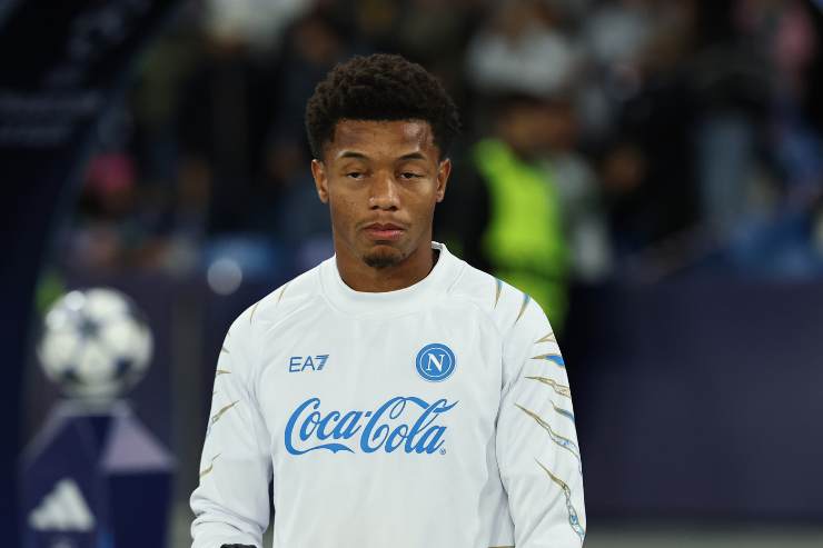 Davide Neres con la maglia del Napoli durante il riscaldamento allo stadio Maradona nella stagione 2025/2026.