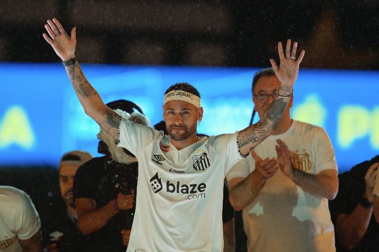 Neymar saluta il pubblico commosso