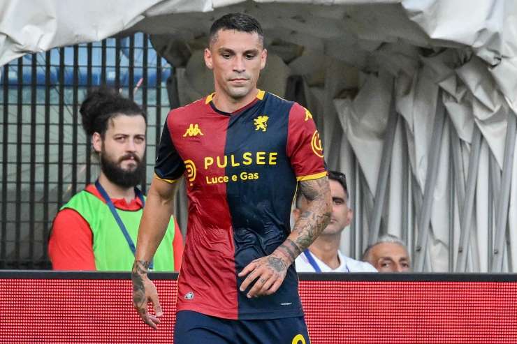 Stanciu in azione con la maglia del Genoa