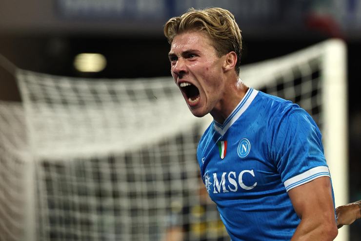 Højlund festeggia il gol al Genoa