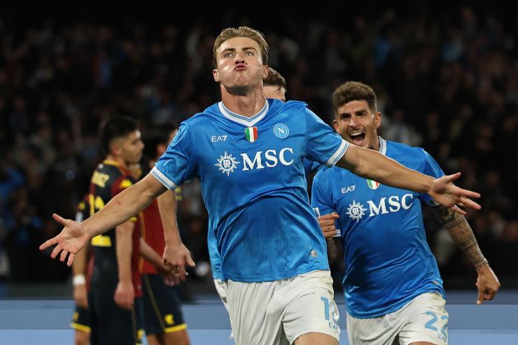 Rasmus Hojlund esulta dopo un gol con la maglia del Napoli durante una partita di Serie A 2025 allo stadio Maradona.