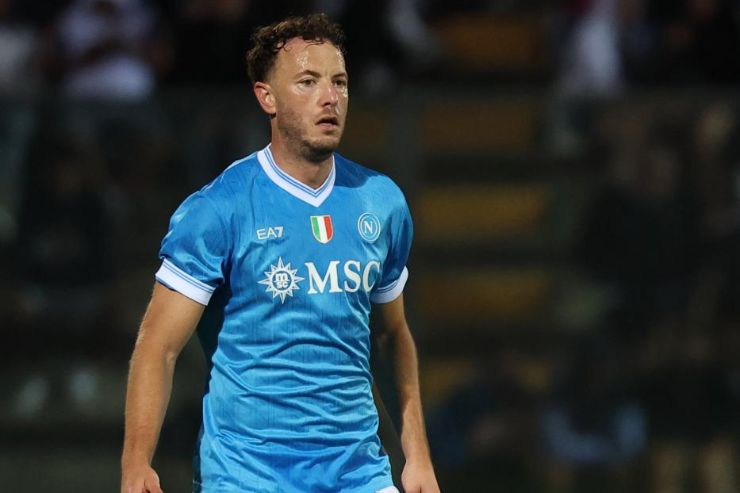 Amir Rrahmani del Napoli osserva il gioco durante una partita di Serie A 2025/2026.