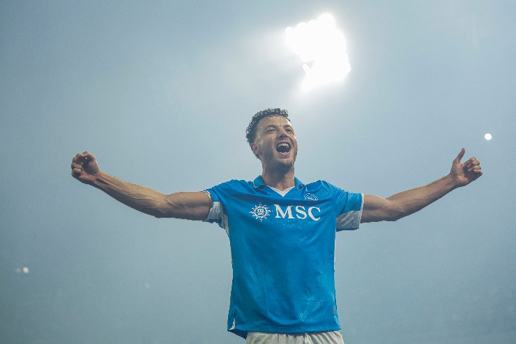 Amir Rrahmani esulta con le braccia alzate dopo la vittoria del Napoli in Serie A 2025/26.