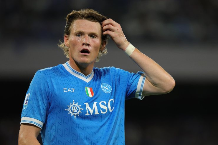 Scott McTominay in azione con la maglia del Napoli durante una partita di campionato allo stadio Maradona 