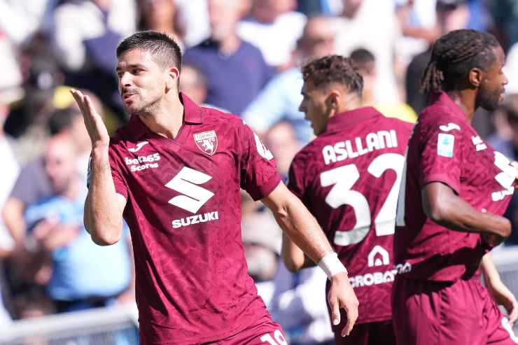 Giovanni Simeone del Torino esulta dopo un gol in Serie A 2025, con un bacio rivolto ai tifosi.