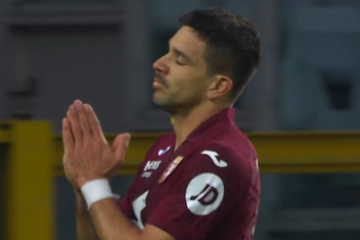 Giovanni Simeone, attaccante del Torino, con le mani in preghiera durante la partita contro il Napoli, ottobre 2025.