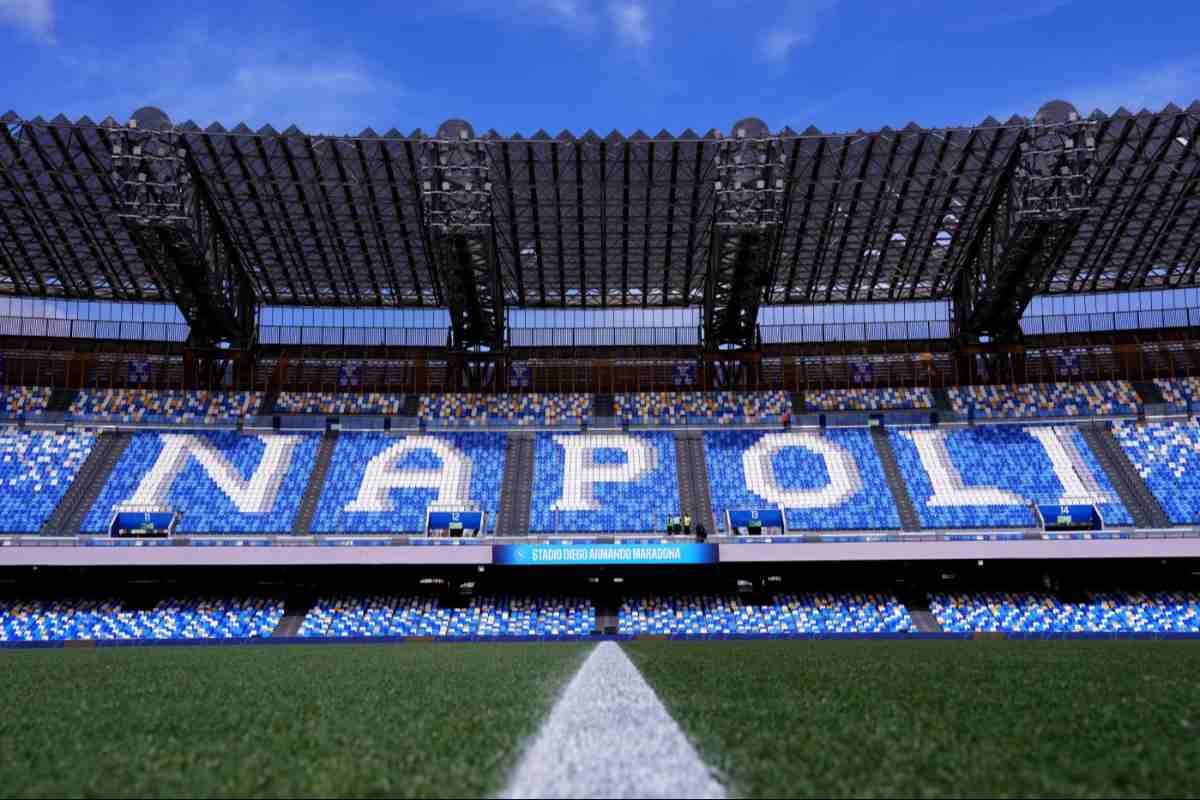 Vista interna dello Stadio Diego Armando Maradona di Napoli, con le tribune azzurre e la scritta “NAPOLI”, durante la stagione 2025/2026.