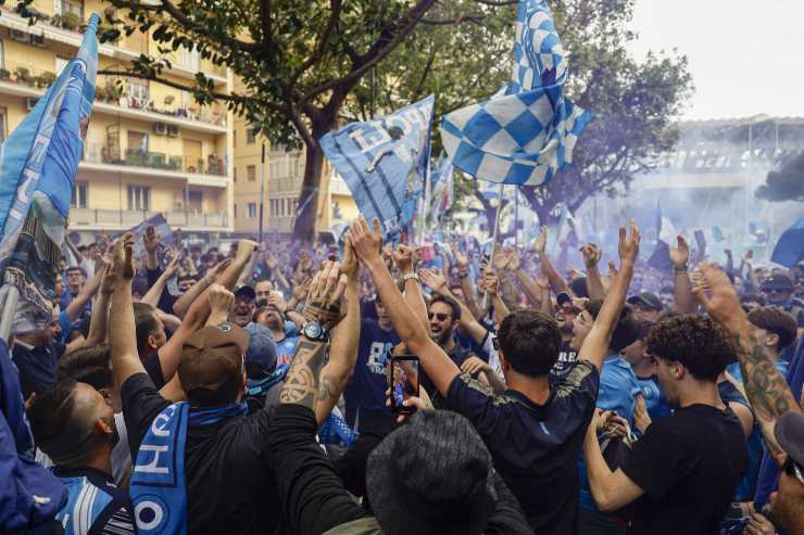 Tifosi del Napoli all'esterno dello Stadio Maradona prima di Napoli-Cagliari della Serie A 2024/2025