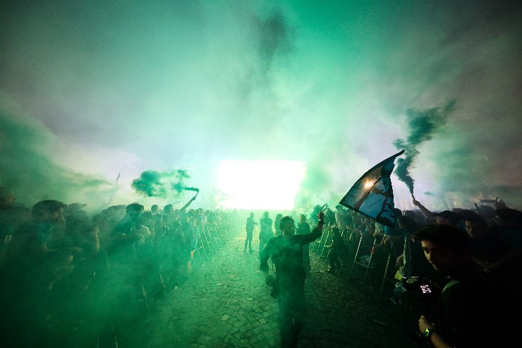 Tifosi del Napoli tra fumogeni e bandiere durante i festeggiamenti pre-partita di Champions League 2025.