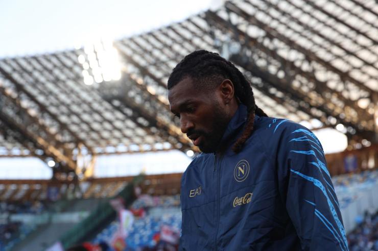 Frank Zambo Anguissa con la tuta del Napoli allo Stadio Diego Armando Maradona prima di una partita di Serie A 2025.