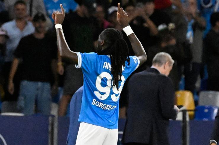 Anguissa del Napoli esulta rivolto verso il pubblico allo Stadio Maradona durante la stagione 2025/2026.