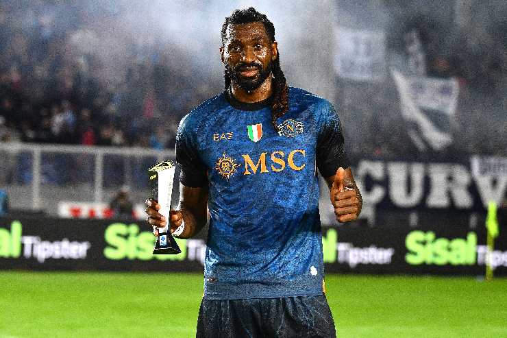 André-Frank Zambo Anguissa del Napoli posa con il trofeo di miglior giocatore al termine della partita di Serie A 2025/26.