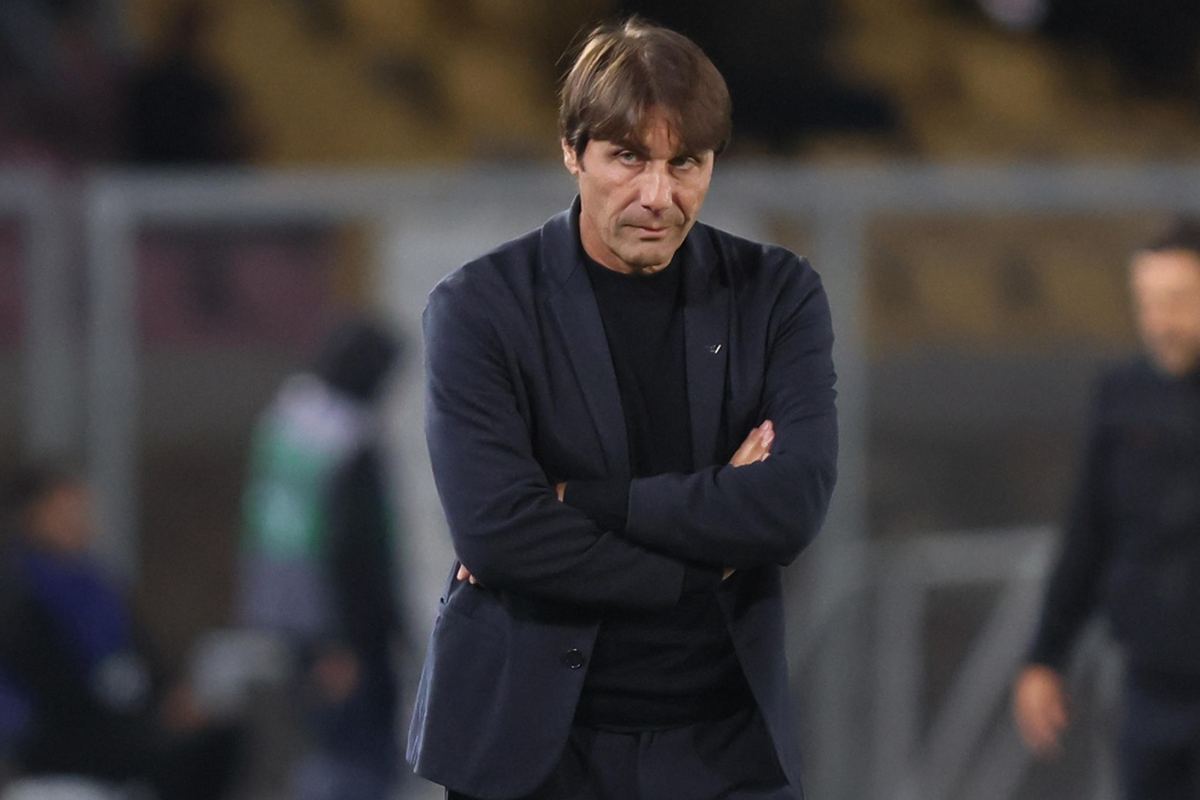 Antonio Conte pensieroso a bordo campo durante una gara del Napoli. Il tecnico azzurro prepara una scelta a sorpresa per il match di Serie A contro il Como