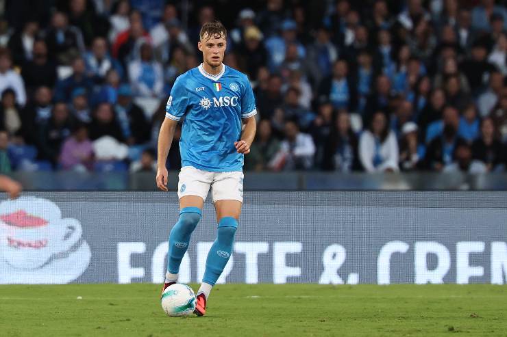 Sam Beukema in azione con la maglia del Napoli durante una partita di Serie A 2025/2026, protagonista della difesa azzurra.