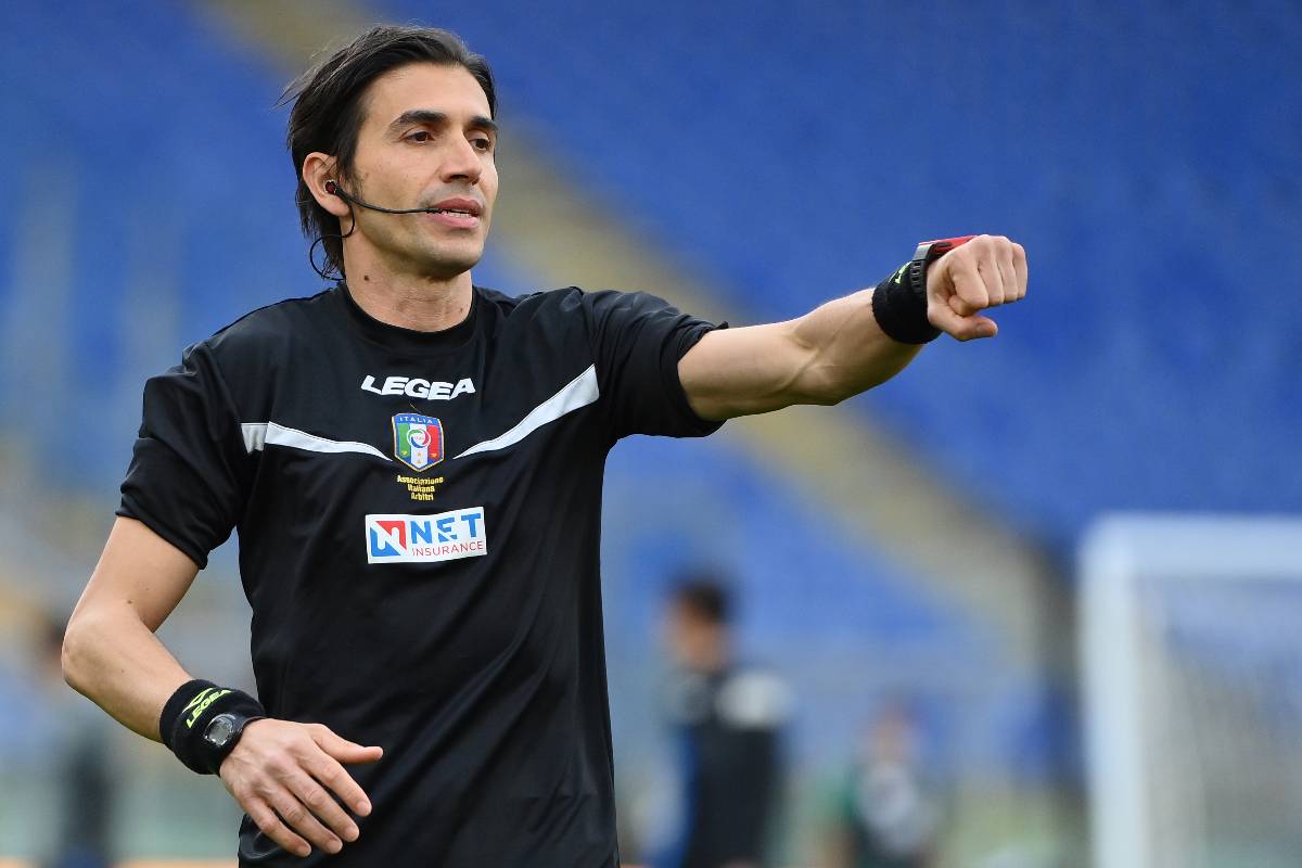 Lecce Napoli, Calvarese sicuro sugli episodi: bufera social e tifosi infuriati Lecce Napoli, Calvarese sicuro sugli episodi: bufera social e tifosi infuriati