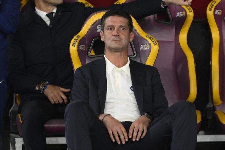 L’allenatore dell’Inter Cristian Chivu seduto in panchina durante la partita di Serie A 2025/26 contro la Roma allo Stadio Olimpico.