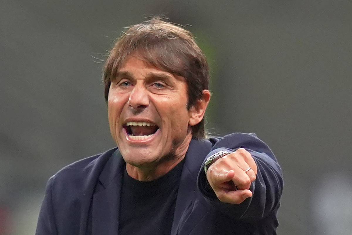 Antonio Conte indica dalla panchina del Napoli durante una partita della stagione 2025/2026 di Serie A.