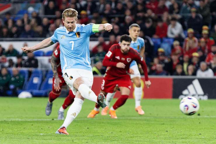 Kevin De Bruyne del Belgio calcia verso la porta durante una partita di qualificazioni mondiali 2025 contro il Galles.