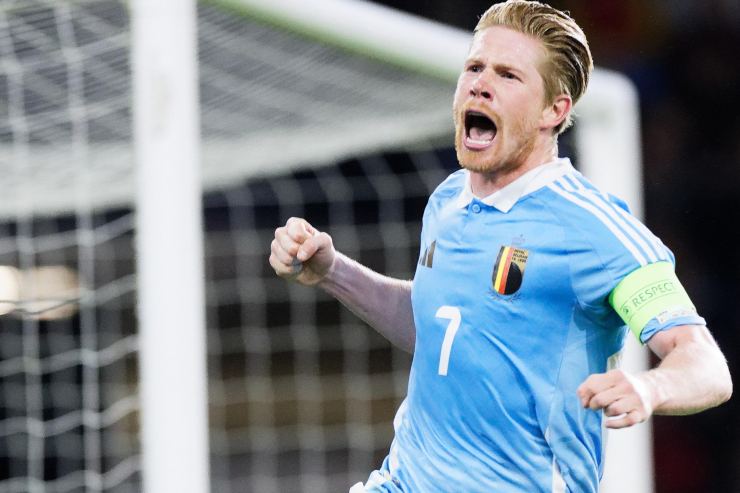 Kevin De Bruyne salta ed esulta dopo la doppietta realizzata con il Belgio contro il Galles.