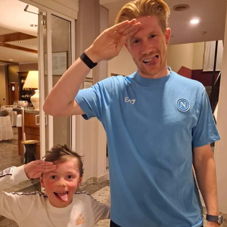 De Bruyne insieme al piccolo Emanuele mentre mimano la sua famosa linguaccia