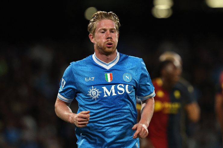 Kevin De Bruyne corre in maglia del Napoli durante una partita di Serie A 2025/2026, simbolo dell’impatto immediato nel progetto di Antonio Conte.