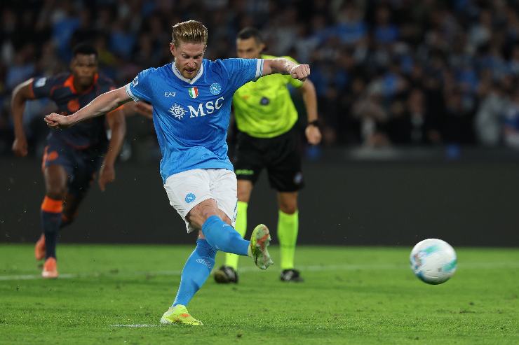 Kevin De Bruyne del Napoli calcia il rigore decisivo contro l’Inter durante la partita di Serie A 2025/26 allo stadio Diego Armando Maradona.