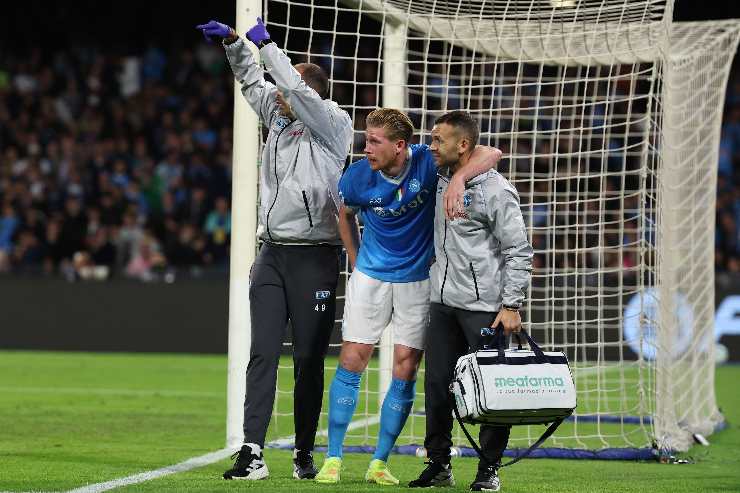 Kevin De Bruyne del Napoli esce dal campo accompagnato dallo staff medico dopo l’infortunio durante la partita di Serie A 2025/26 contro l’Inter allo stadio Diego Armando Maradona.