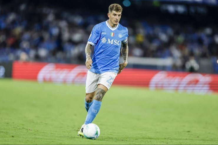 Giovanni Di Lorenzo del Napoli controlla il pallone durante la partita di Serie A 2025/26 contro il Pisa allo stadio Diego Armando Maradona.