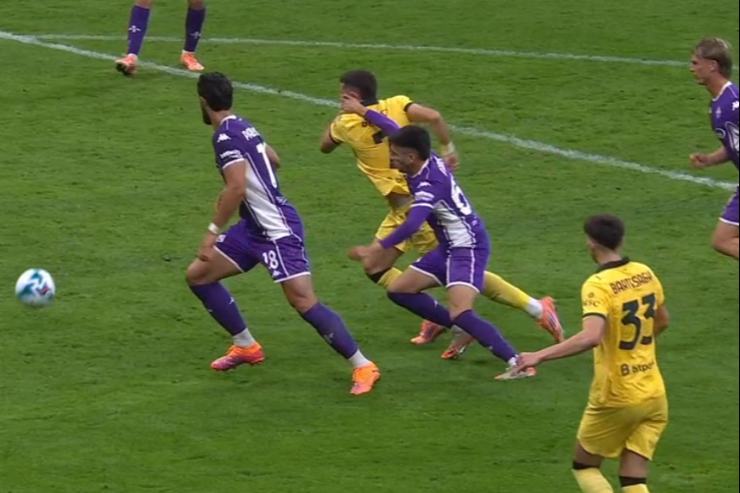 Gimenez trattenuto: episodio dubbio per il rigore del Milan