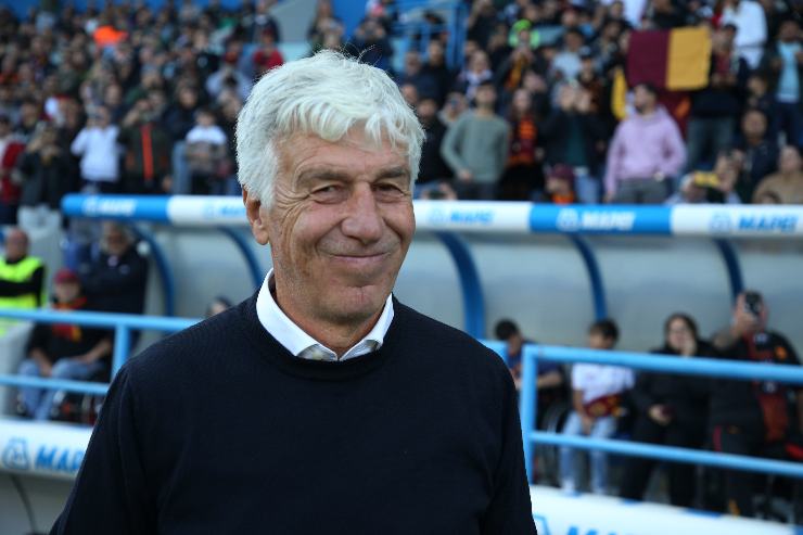Gian Piero Gasperini, allenatore della Roma, sorride in panchina al Mapei Stadium durante la vittoria dei giallorossi contro il Sassuolo nella Serie A 2025/26.