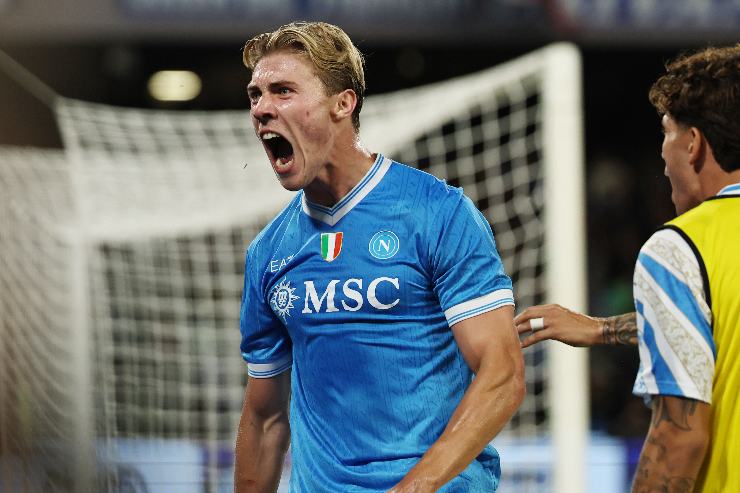 Rasmus Højlund del Napoli esulta urlando dopo aver segnato un gol, con la maglia azzurra durante una partita della stagione 2025/2026.