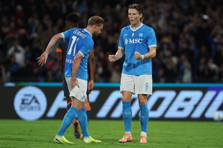 Kevin De Bruyne si tiene la gamba dopo l'infortunio