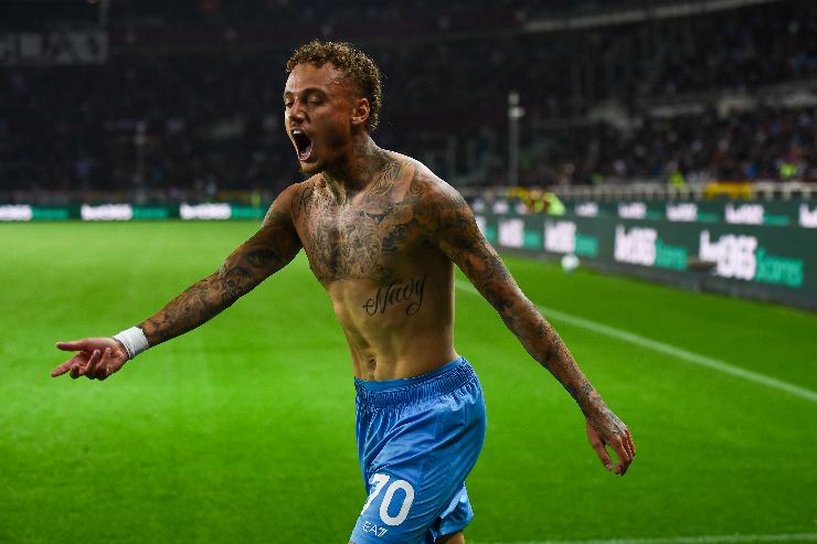 Noa Lang esulta a torso nudo dopo un gol con il Napoli nel 2025, urlando di gioia davanti ai tifosi durante una partita di Serie A.