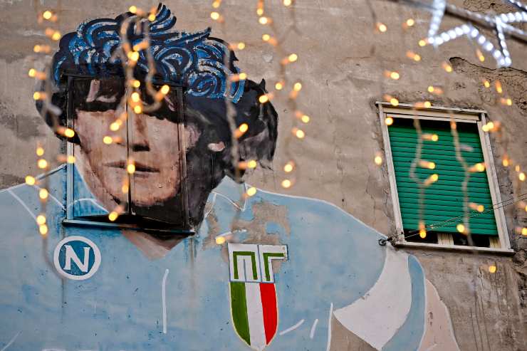 Dettaglio del volto del murales di Diego Armando Maradona illuminato dalle luci dei Quartieri Spagnoli di Napoli nel 2025.