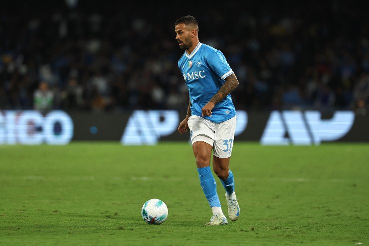 Leonardo Spinazzola, giocatore del Napoli, in azione durante una partita di Serie A 2025/26 allo stadio Diego Armando Maradona.