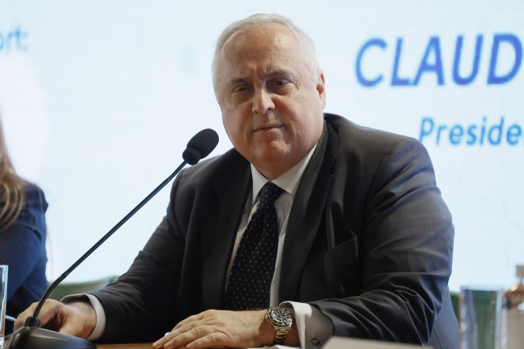 Lotito durante una conferenza