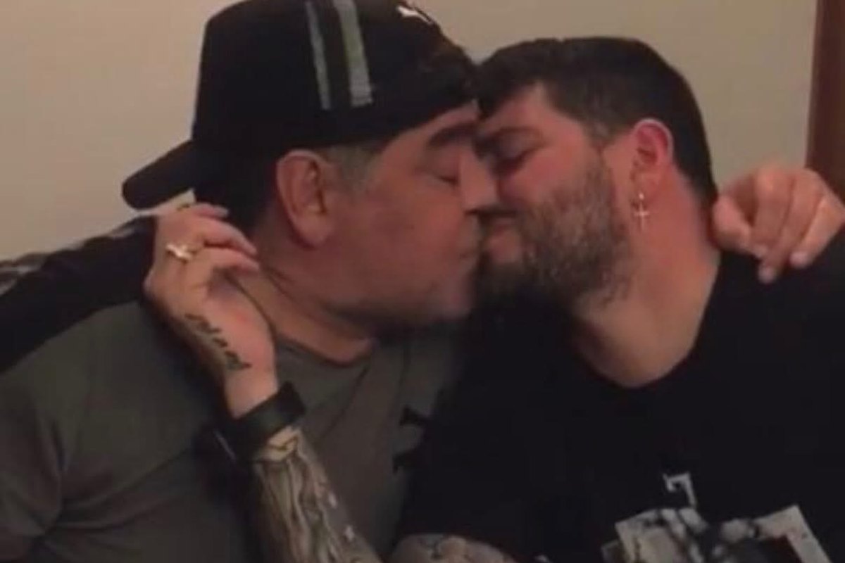 Maradona, l’omaggio di Diego Jr. fa commuovere tutti: “Conserva uno champagne, papà” Maradona, l’omaggio di Diego Jr. fa commuovere tutti: “Conserva uno champagne, papà”