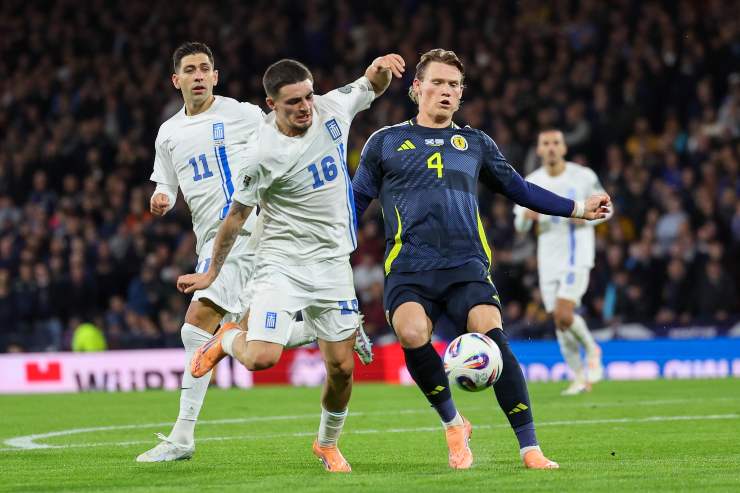 Scott McTominay, centrocampista del Napoli, in azione con la Scozia contro la Grecia durante le qualificazioni internazionali di ottobre.