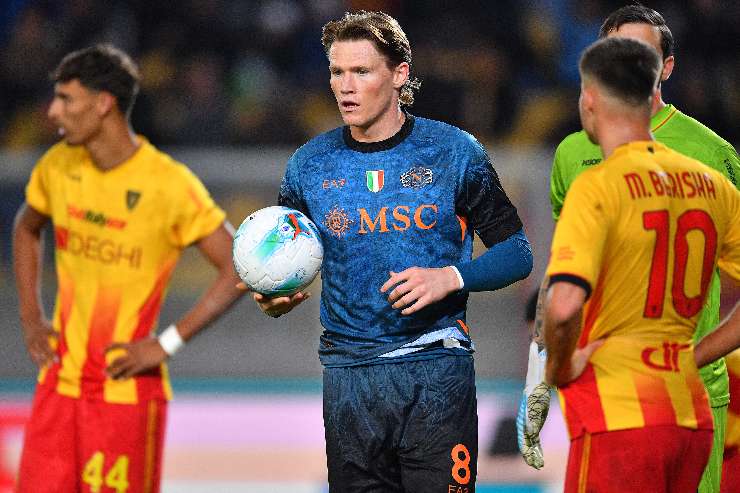 Scott McTominay del Napoli tiene il pallone tra le mani durante la partita contro il Lecce in Serie A 2025/26 allo stadio Via del Mare.