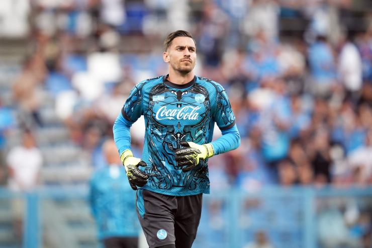 Alex Meret, portiere del Napoli, durante il riscaldamento pre-partita allo Stadio Diego Armando Maradona nella stagione 2025/26.