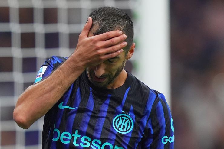 Henrikh Mkhitaryan si passa la mano sul volto dopo un’azione fallita durante una partita dell’Inter in Serie A 2025.