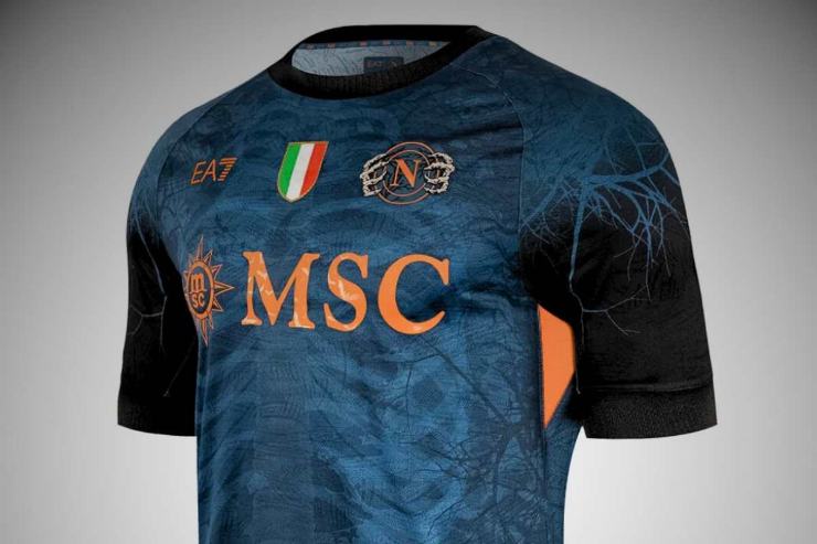 Nuova maglia blu del Napoli per Halloween 2025, firmata EA7 Emporio Armani con dettagli arancioni e motivi ispirati alla notte di Halloween.
