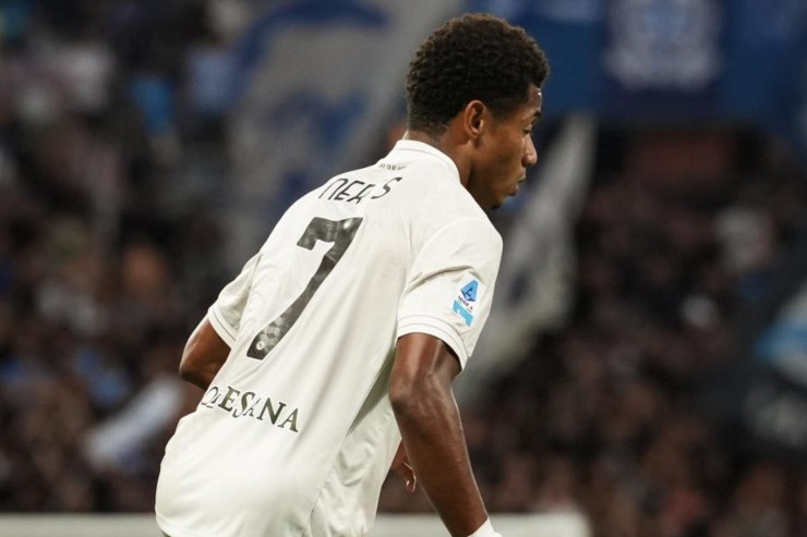 David Neres, numero 7 del Napoli, controlla il pallone durante una partita di Serie A 2025/26.