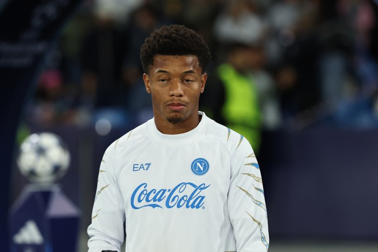 David Neres, attaccante del Napoli, durante il riscaldamento pre-partita allo Stadio Diego Armando Maradona nella stagione 2025/26.