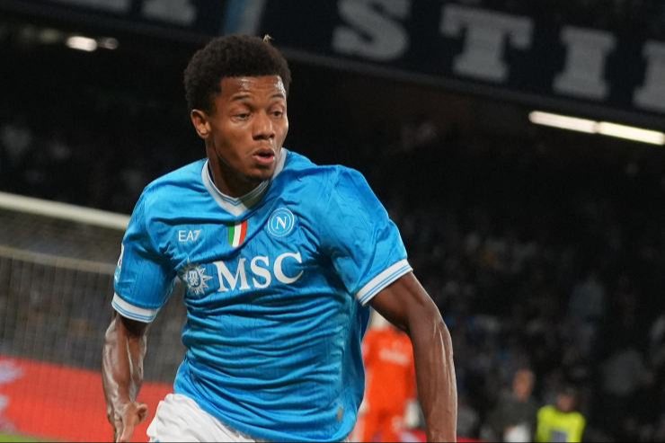 David Neres, attaccante del Napoli, in azione durante una partita di Serie A 2025/26 allo stadio Diego Armando Maradona