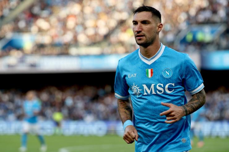 Matteo Politano corre in campo con la maglia del Napoli durante una partita di Serie A nella stagione 2025/2026 allo stadio Diego Armando Maradona.