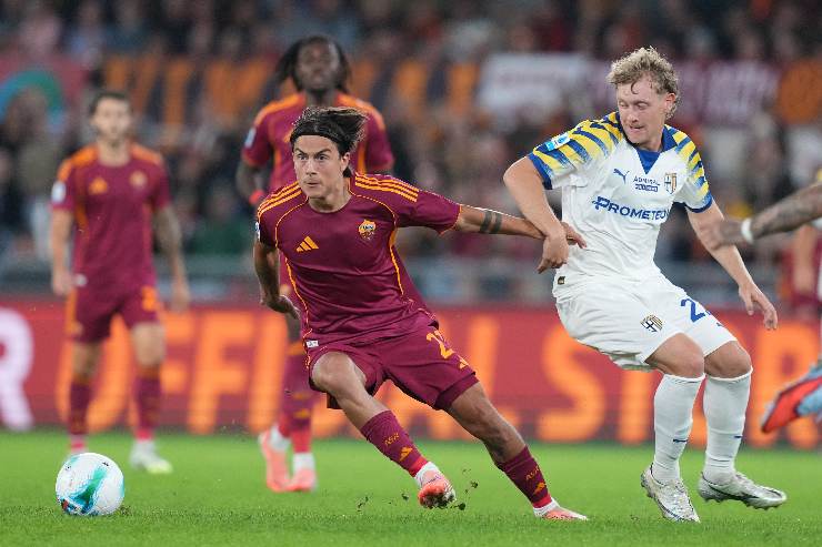 Paulo Dybala della Roma in azione contro un difensore del Parma durante la partita di Serie A 2025/26 allo Stadio Olimpico.
